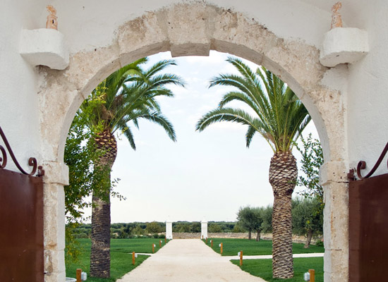 L'ingresso della Masseria Santa Chiara, tra palme e ulivi secolari