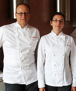 Francesco de Francesco, chef della Scuola di Cucina maisazi e al suo fianco Mariangela Balsamo, direttore scientifico della Scuola.